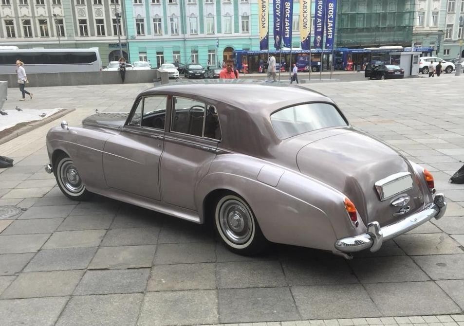 Britu klasikas sedans noma Rīgā